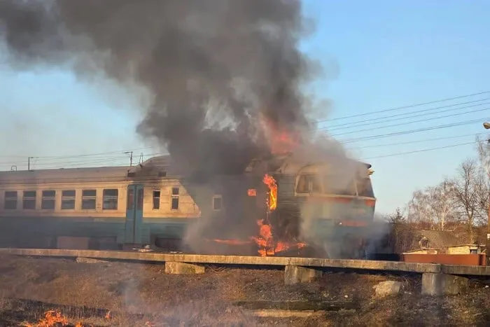 Російський дрон влучив у приміський пасажирський поїзд на Сумщині