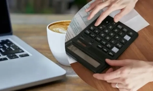 Чотири військові дрони переслідували літак Зеленського