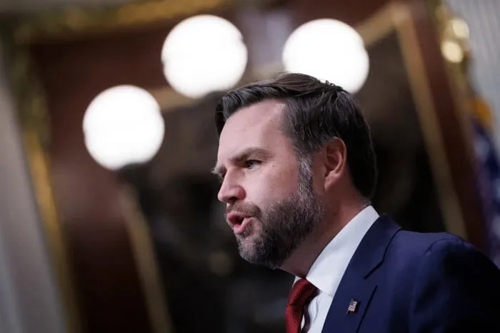 Венс уникнув питань про свою критику війни з Іраном: «Я довіряю президенту»