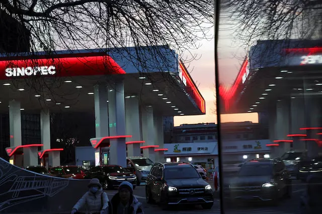 Китайські НПЗ знову купують нафту РФ після послаблення санкцій США