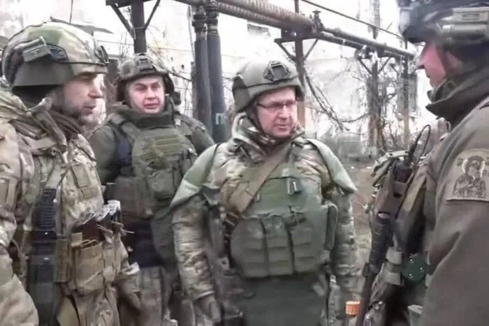 Соратники Путіна осоромилися на тлі зруйнованого Мирнограда (відео)