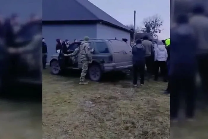 На Волині місцеві заблокували військових посеред села (відео)