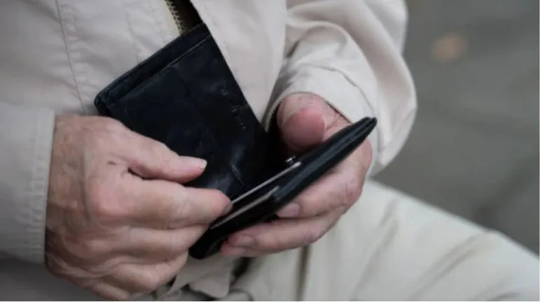 Українці витрачають майже весь бюджет на базові потреби