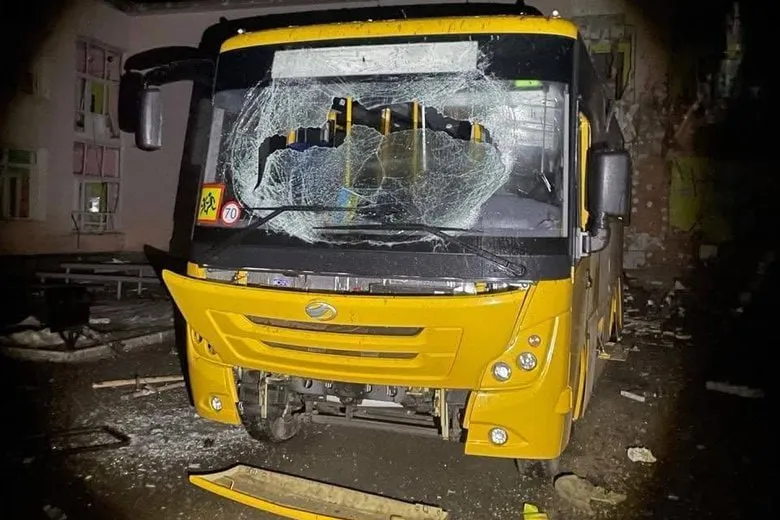 Російські дрони знищили ліцей на Чернігівщині, пошкоджено й шкільні автобуси