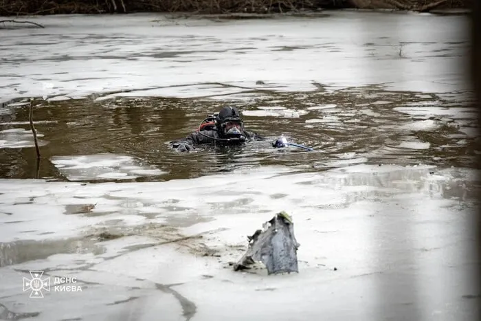 Київські водолази-сапери вилучили уламки російської ракети