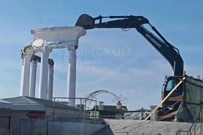 В Алушті окупанти знищують відомий символ міста