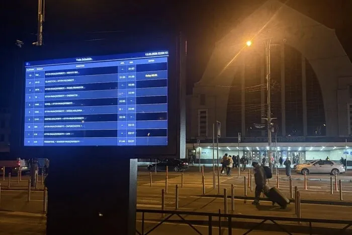 На паркінгу Центрального вокзалу в Києві встановили табло з розкладом потягів