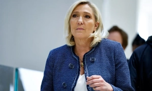 Найбільший авіаносець світу зайшов на базу на Криті після пожежі