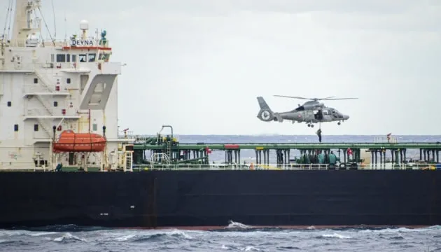 Російський танкер, перехоплений Францією, прибув до Марселя