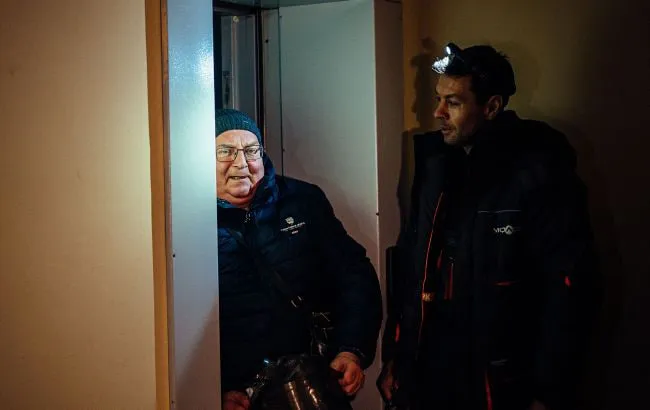 Не користуйтеся ліфтами, у Києві та області ввели екстрені відключення світла