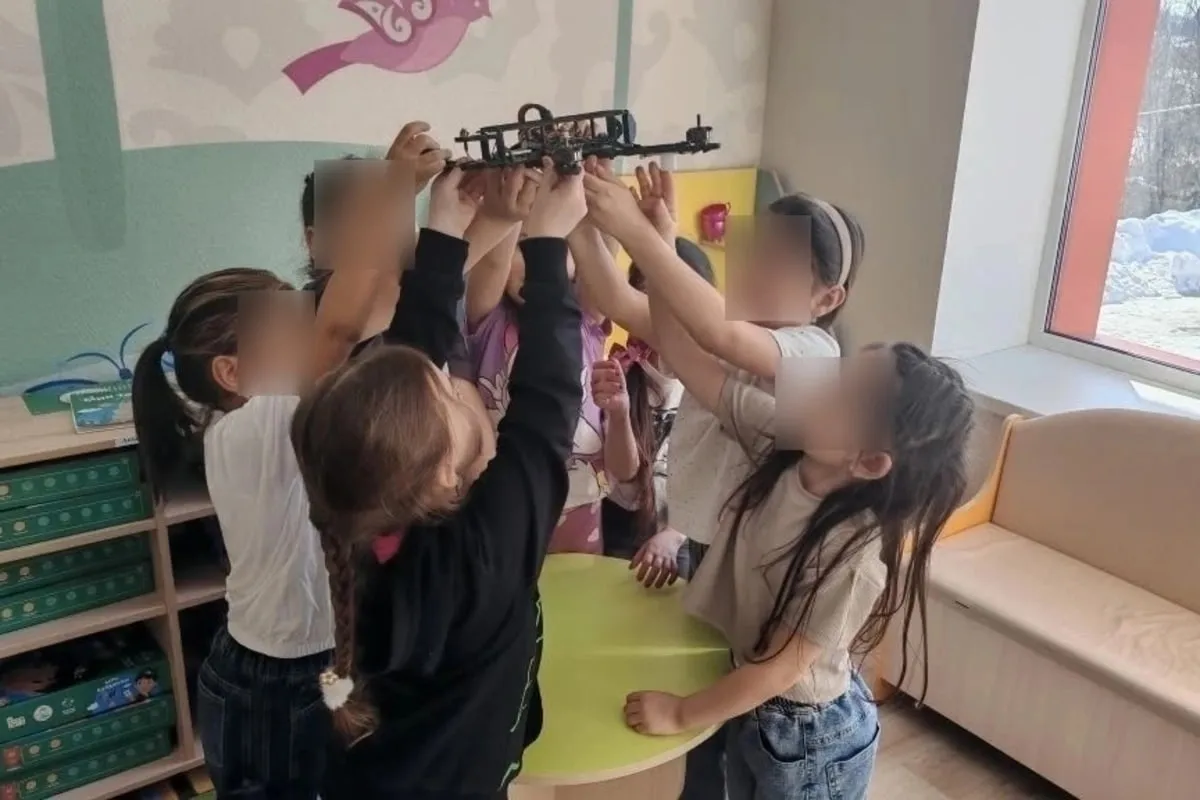 У російських дитсадках почали розповідати дітям про службу в підрозділах дронів