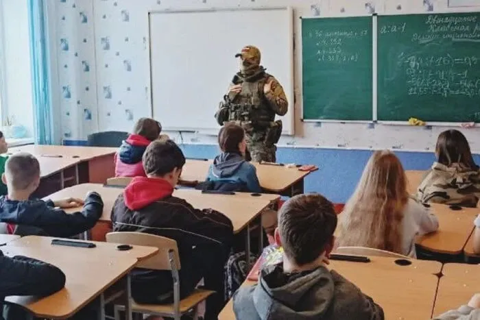 На Луганщині вчителів змушують стежити за соцмережами школярів