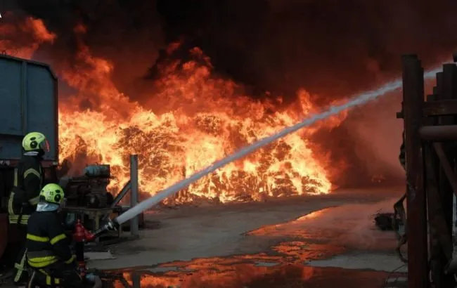 У Києві сталася масштабна пожежа на понад 2 тисячі квадратів (фото)