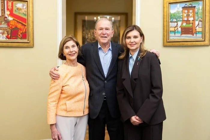 Зеленська поділилася теплим фото з Джорджем Бушем і його дружиною