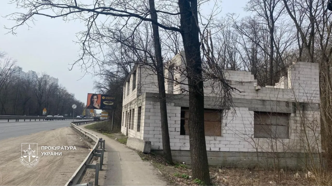 Суд зобов’язав знести незаконну забудову в парку «Голосіївський»