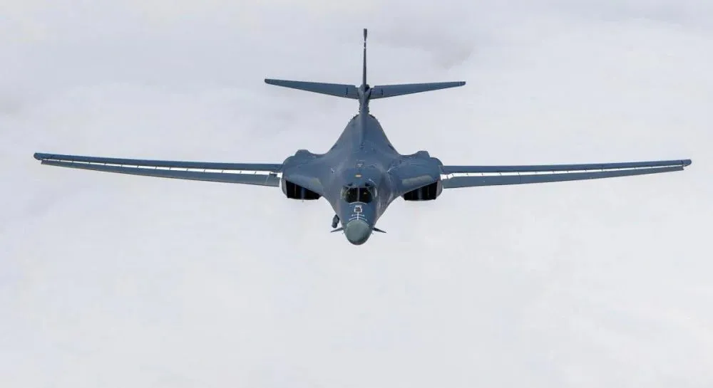 Франція заперечила закриття неба для військових літаків США