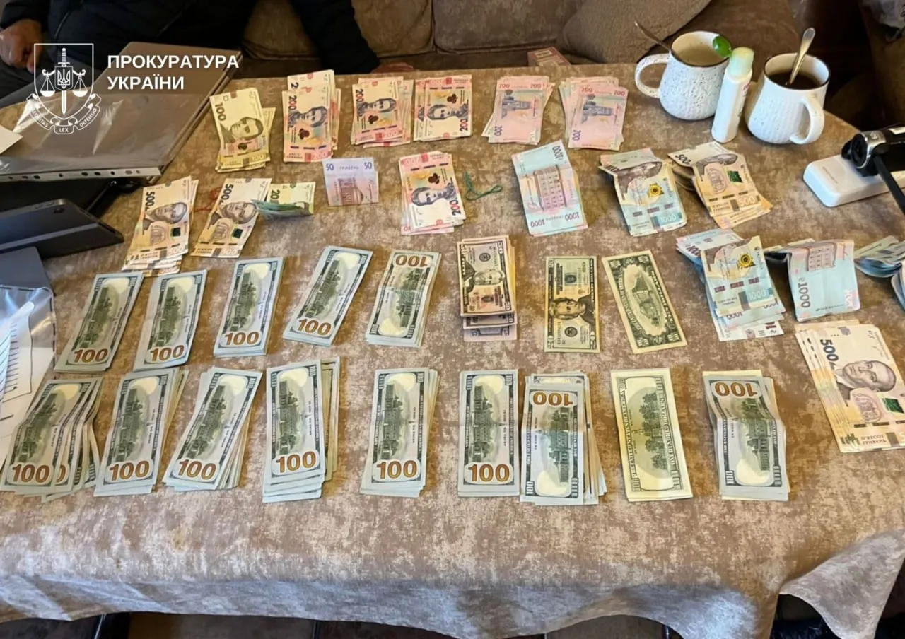 У Києві викрили схему з оформлення посвідок на проживання за $1500