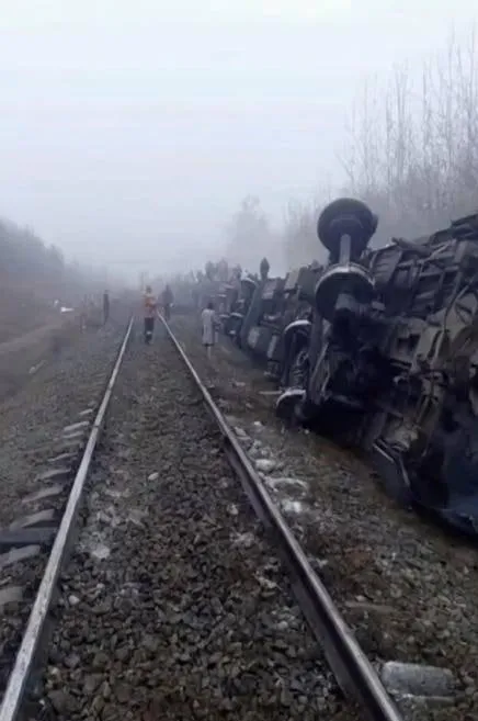 У Росії зійшли з рейок вагони пасажирського поїзда, є постраждалі (відео)