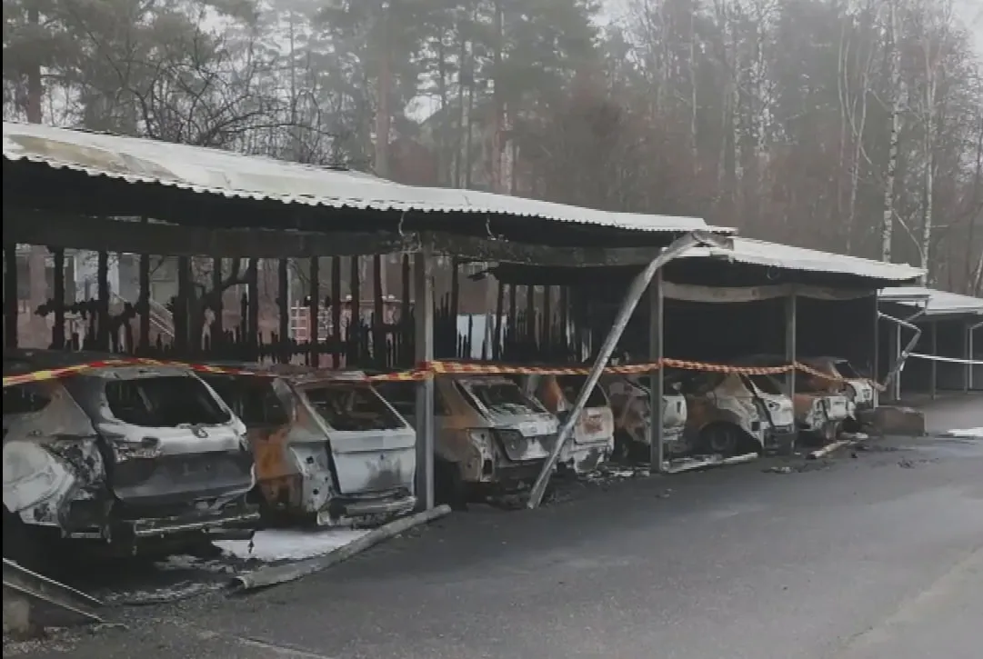 A major fire broke out in Helsinki in a parking garage near an apartment building
