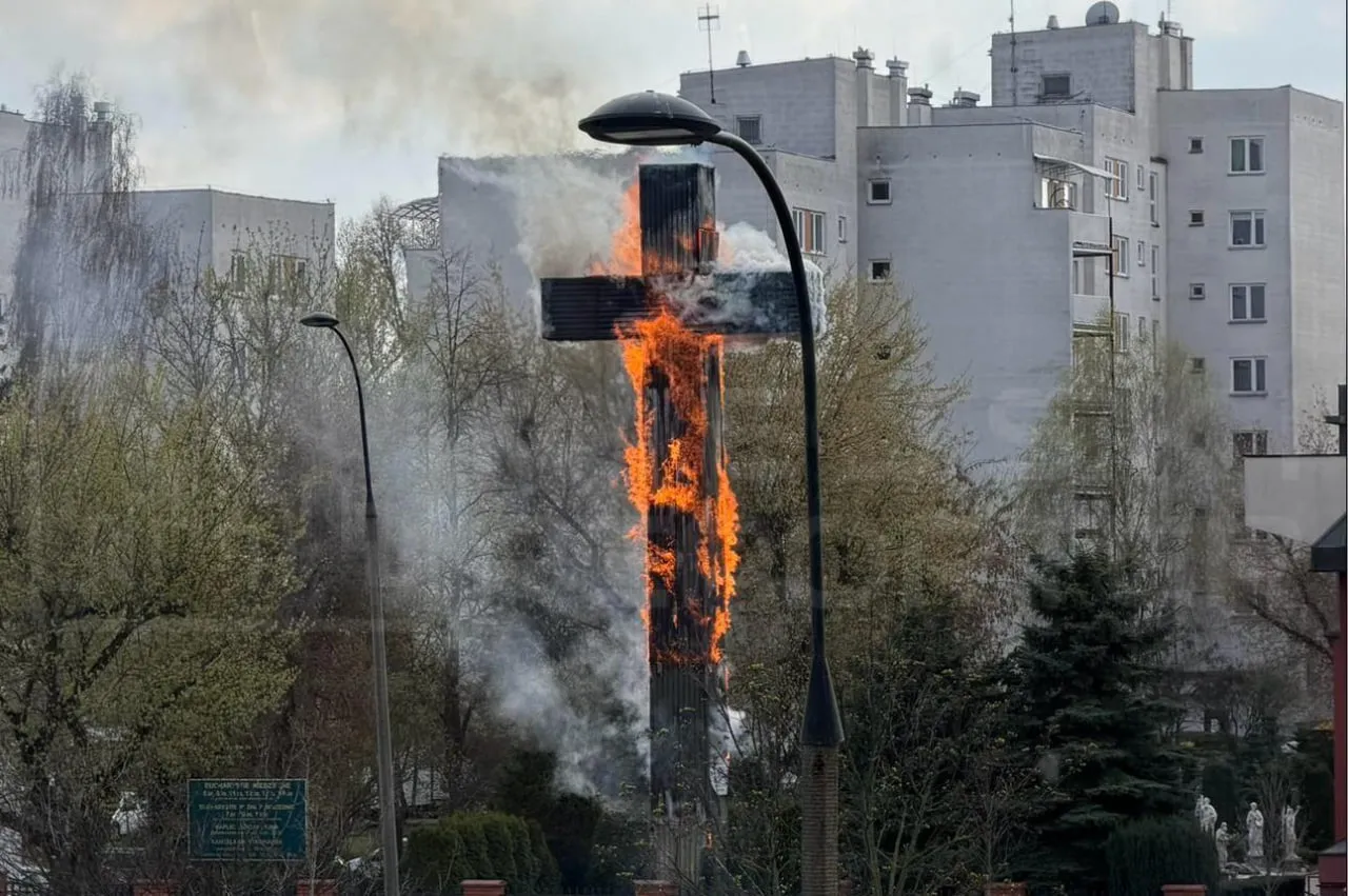 У Варшаві назвали ймовірну причину займання 17-метрового хреста