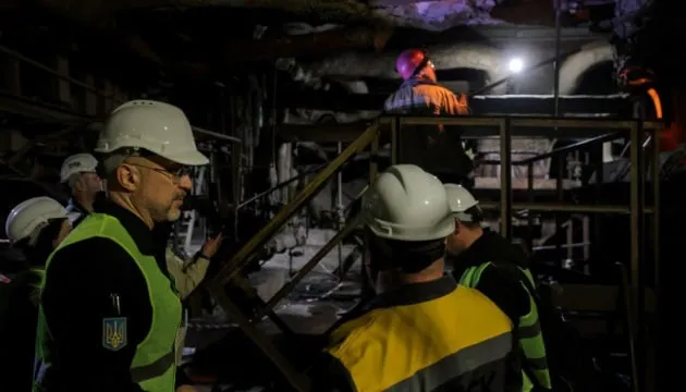 Шмыгаль посетил энергетический объект, поврежденный в результате российских ударов