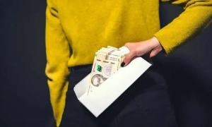 Прессекретар Зеленського судиться з університетом Шевченка через вимагання хабаря