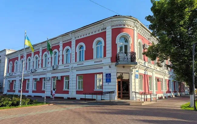 У центрі Прилук дрони вдарили по мерії, сталася пожежа (відео)