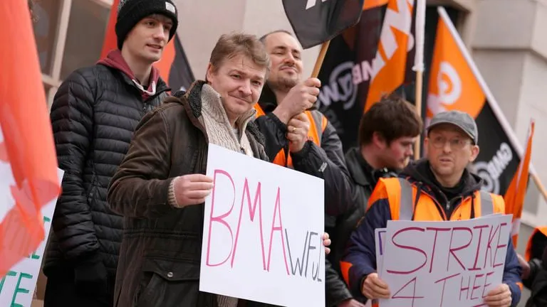 У Британії лікарі-резиденти почали шестиденний страйк