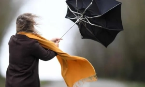 Фото: у столиці евакуювали автомобіль з двома дітьми