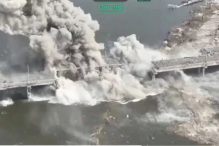 ЗСУ вперше в історії повністю знищили міст дронами (відео)