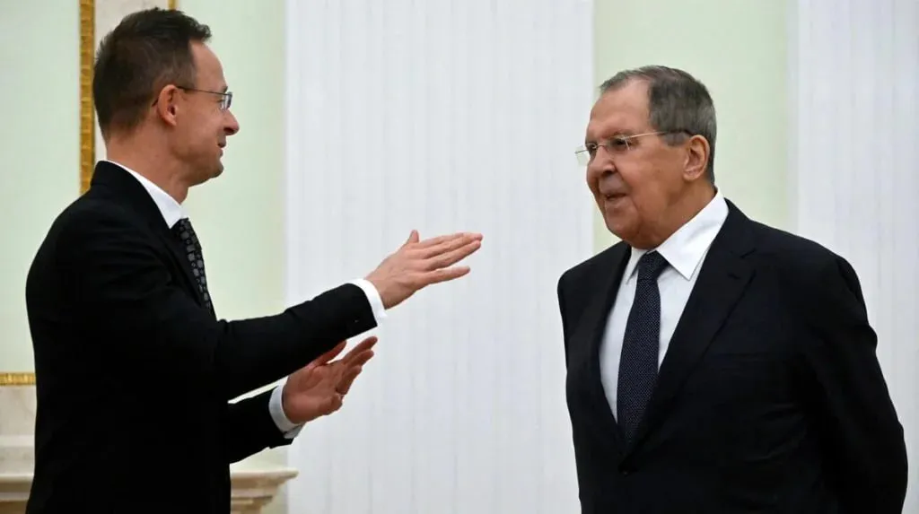 У Франції розкритикували контакти Сійярто з Лавровим, назвавши їх зрадою