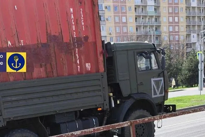 РФ другий тиждень завозить контейнери до порту Бердянська