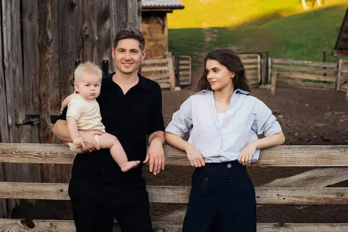 Остапчук із родиною переїжджає за кордон