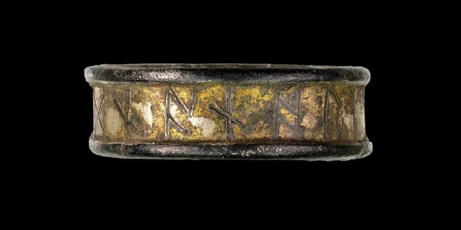 В Великобритании нашли 1000-летнее серебряное кольцо с загадочными рунами