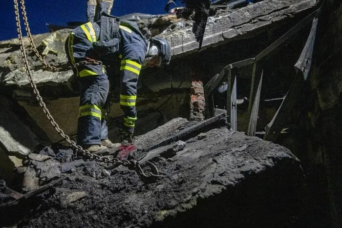 У Сумах після російської атаки вціліла паска в зруйнованій квартирі (фото)