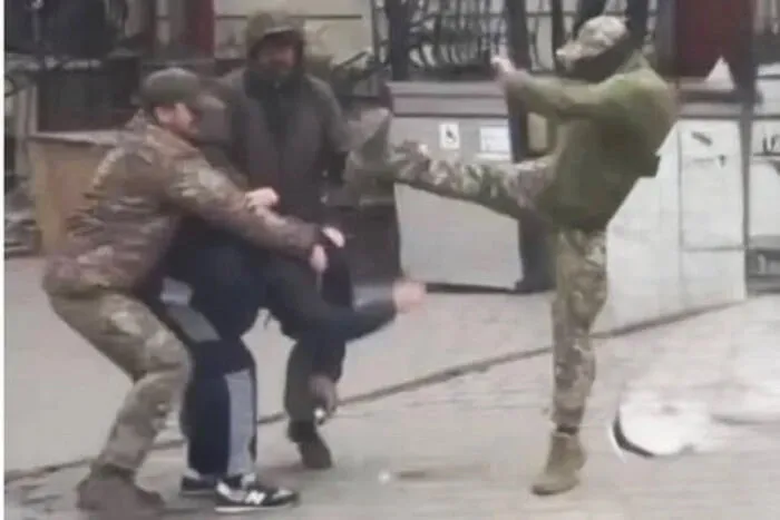 У Луцьку поліція розшукує підлітків після нападу на ТЦК