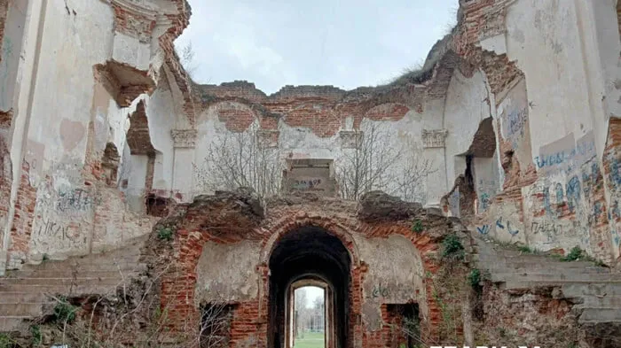 На Хмельниччині руйнується історичний палац Сангушків