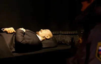 В Москве студент бросил обувь в саркофаг Ленина — его арестовали