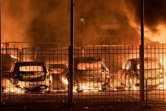 У Києві через масовану атаку РФ вигоріло 60 автівок, загинули двоє охоронців