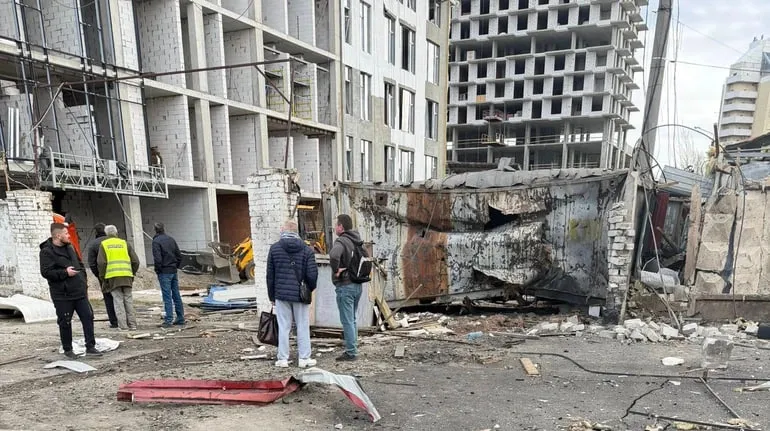 У Києві ракета пошкодила недобудову, поранено будівельників
