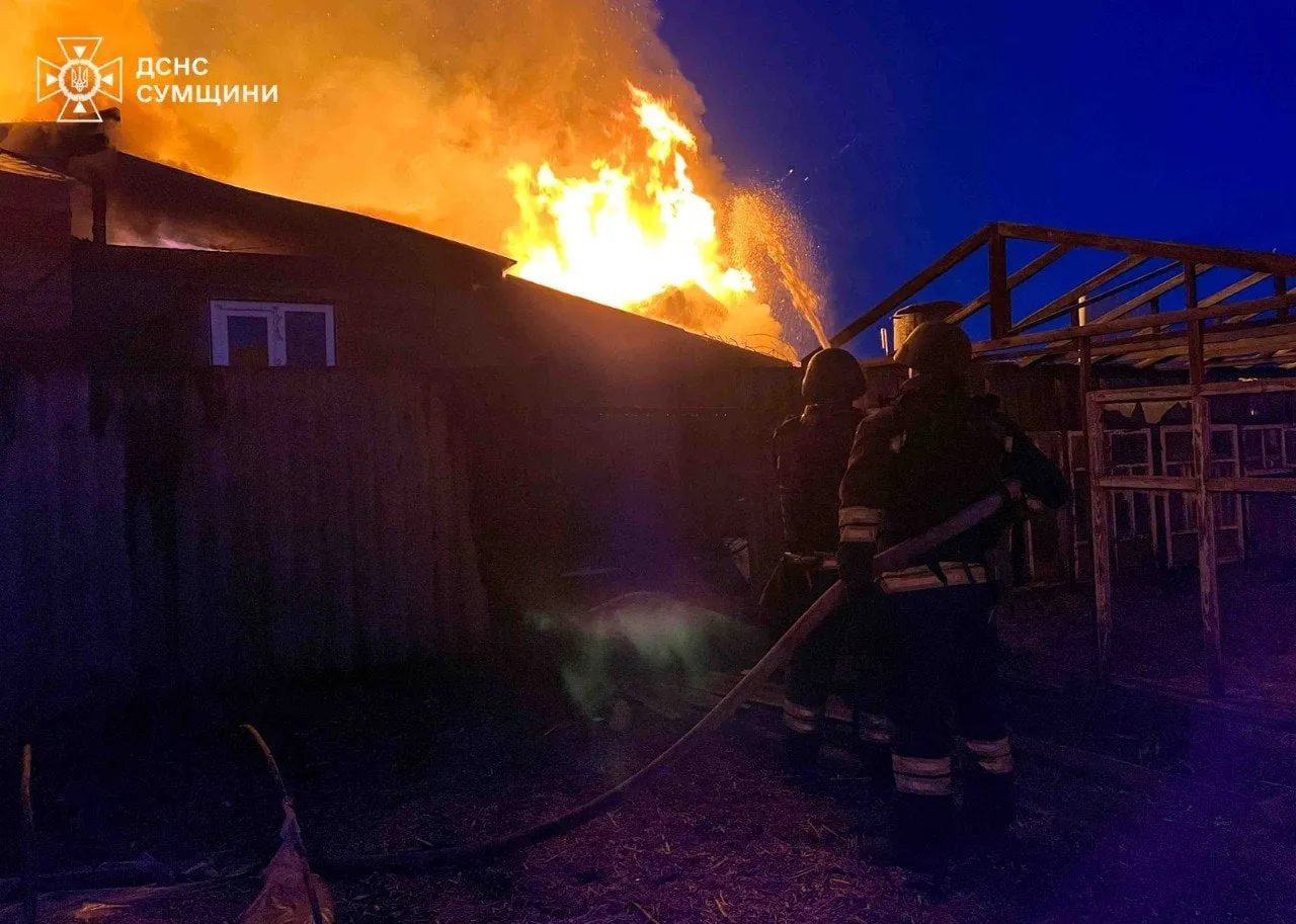 Росія масовано атакувала Глухів, двоє постраждалих і пожежа