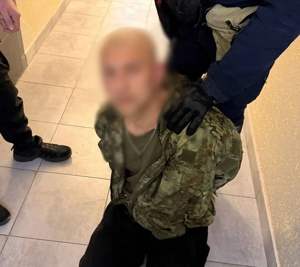 У Києві затримали чоловіка, який ходив із автоматом у житловому комплексі