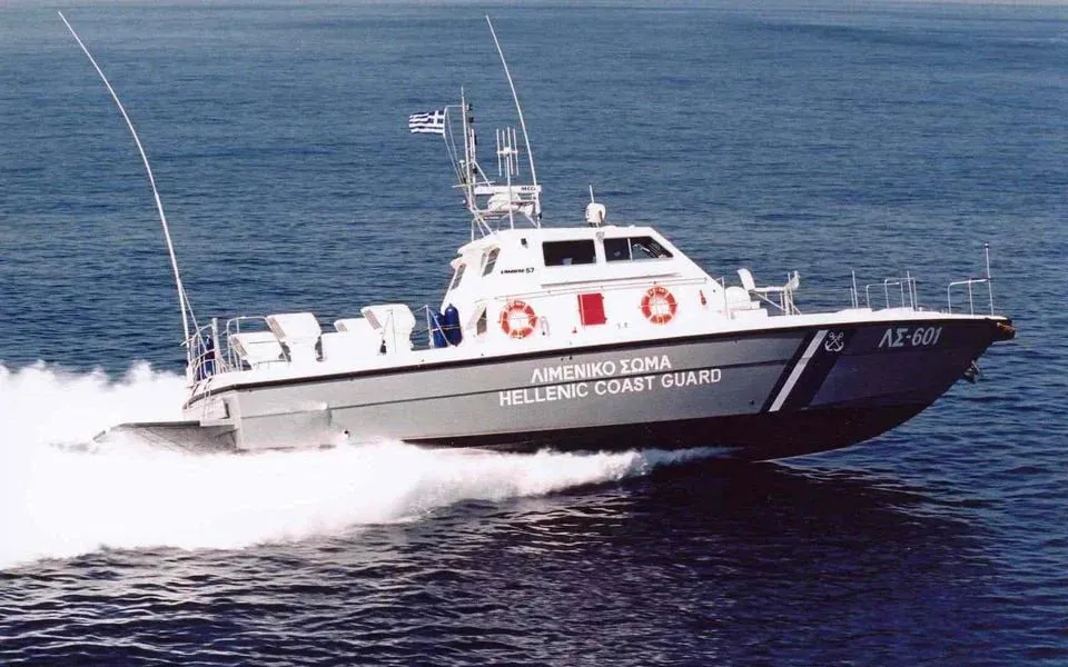 У берегов Крита спасли почти 40 мигрантов с небольшой лодки