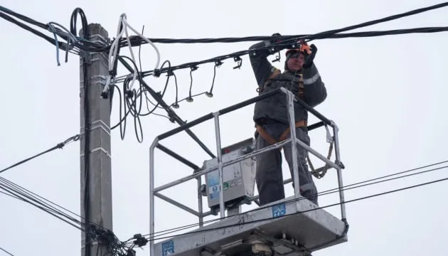 Через обстріли без світла залишилися шість областей України
