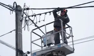 Через обстріли без світла залишилися шість областей України