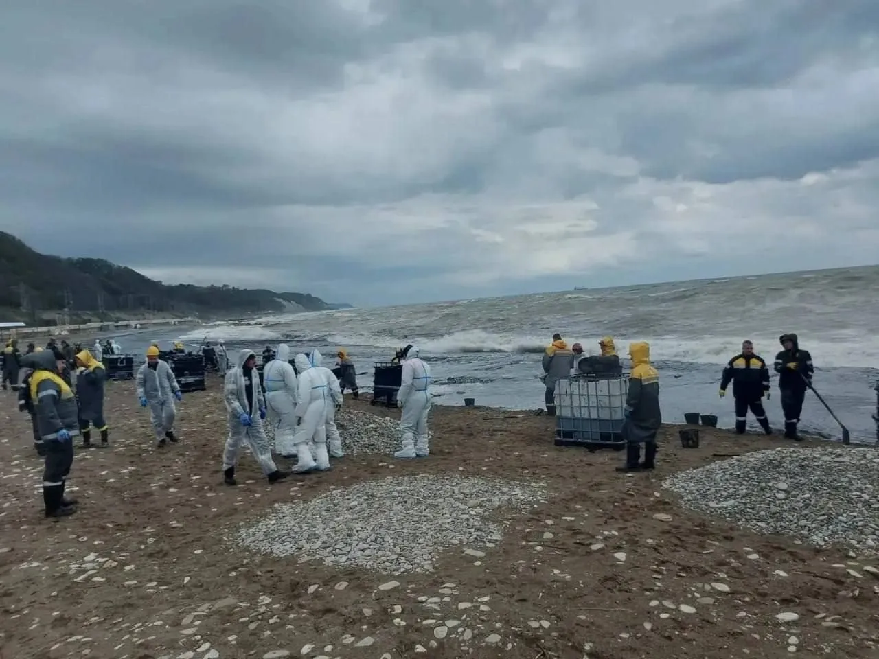 In Tuapse, traces of oil on the beach have been covered up, and residents are complaining about smog