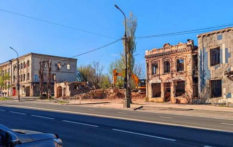 Окупанти зносять історичний центр Маріуполя біля кінотеатру «Перемога»