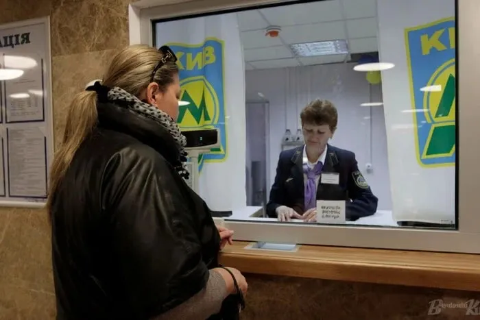 В киевском метро полностью отменили кассы на конечных станциях