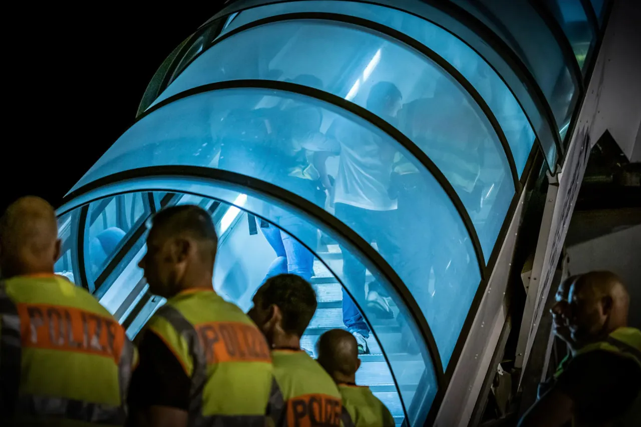 Німеччина відправила депортаційний рейс із засудженими афганцями