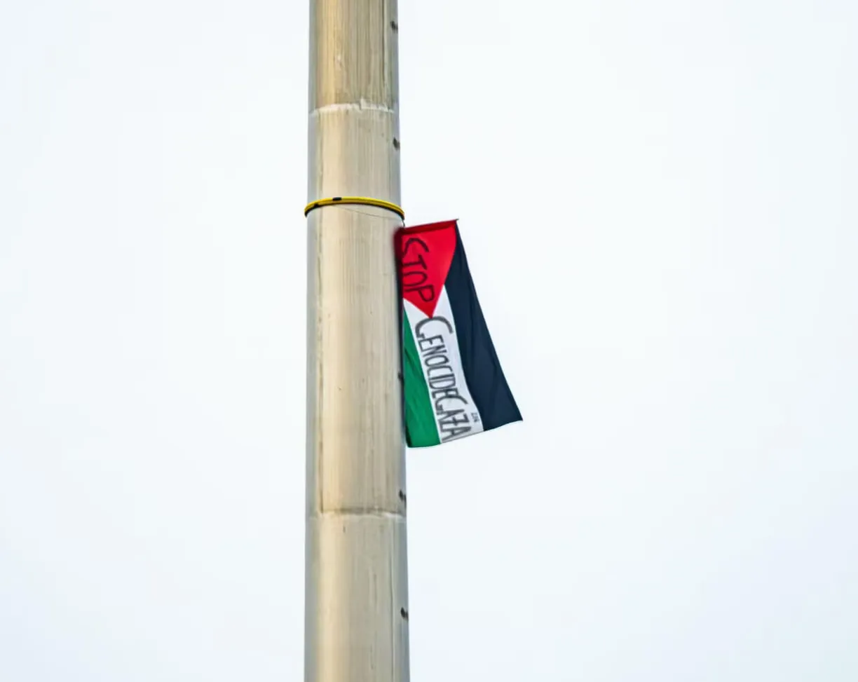 У Дубліні понад пів року не можуть зняти палестинський прапор зі Шпиля